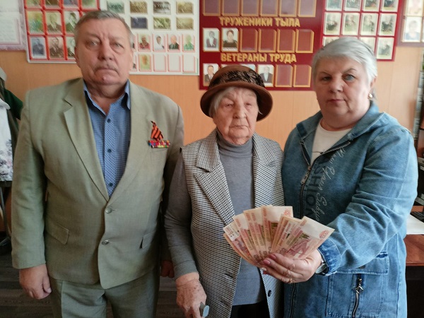 В Стародубе ветеран войны передала на нужды защитников приграничья 50 тысяч рублей