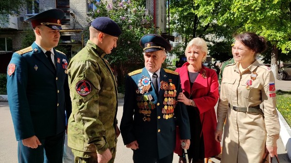 В Брянске росгвардейцы провели парад перед окнами ветеранов
