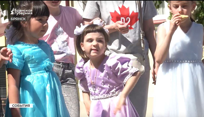 В Брянске парковый праздник для детей устроил театр кукол