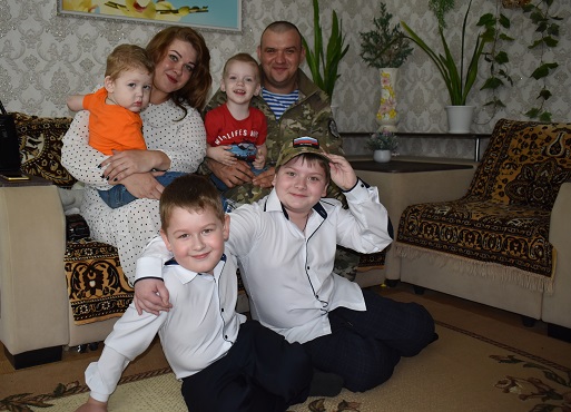 Участник СВО из Клетни День Победы встретил с родной семьей