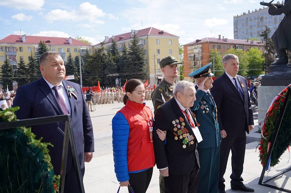 В Брянске почтили память героев у Вечного огня