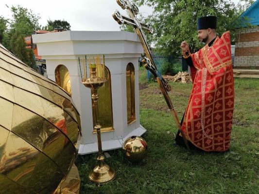 На храме в Клинцовском селе установили новые купол и крест