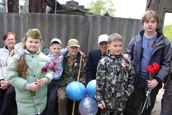 В Стародубском округе торжественно поздравили с 80-летием Победы единственного ветерана Великой Отечественной войны