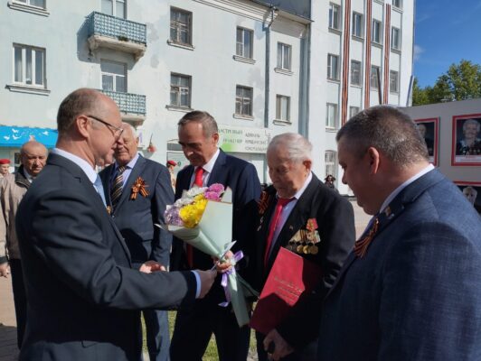 В Новозыбкове Брянской области на Аллею почётных граждан занесли новые имена