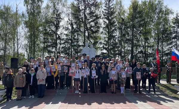 В посёлке Десятуха Стародубского округа возложили цветы к обелиску воинам-односельчанам