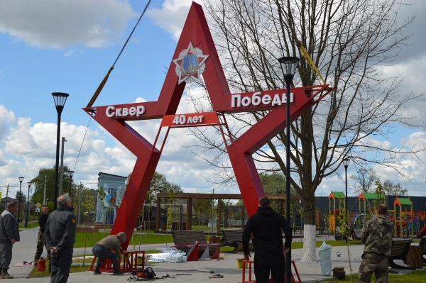 В центре Стародуба установили семиметровую инсталляцию в виде красной звезды