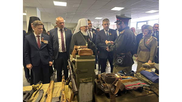 Губернатор Александр Богомаз посетил выставочный проект «Путь к Великой Победе»