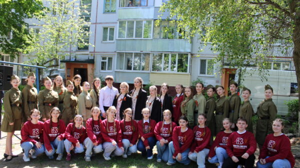 Брянские волонтеры культуры поздравили ветерана Николая Кирюхина с 80-летием Великой Победы