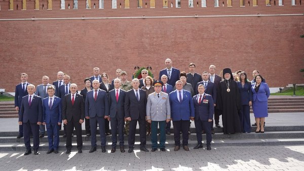 Брянцы возложили цветы к Могиле Неизвестного солдата в Москве
