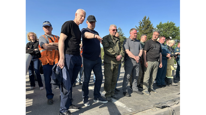 Губернатор Александр Богомаз осмотрел, как идёт демонтаж моста под Выгоничами