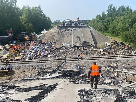 Продолжаются работы по ликвидации последствий на месте происшествия в Выгоничском районе.