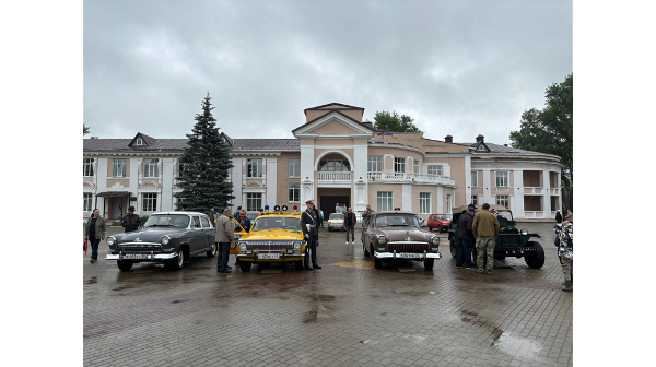 В брянских Белых берегах День молодежи отметили выставкой ретромобилей