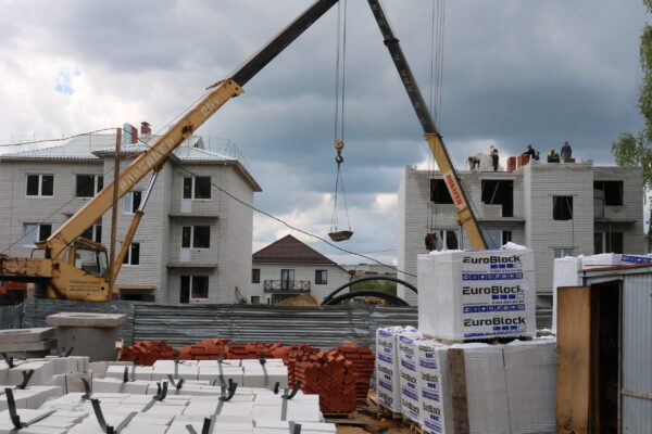 В Стародубе строительство трёх домов для детей-сирот — на завершающей стадии