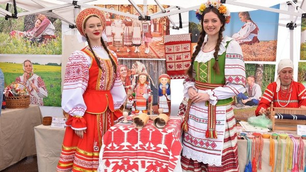 Представители Брянщины и Беларуси скрепили дружбу печатями на берестяных грамотах