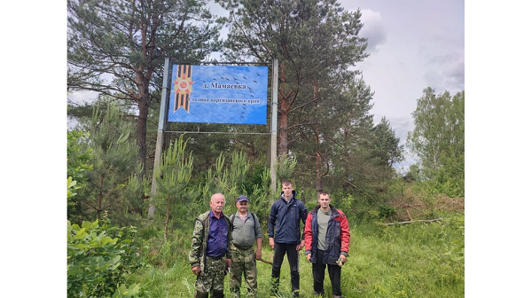 Коллектив Мглинского лесничества благоустраивает памятные места
