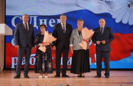 Александр Богомаз поздравил с Днем социального работника сотрудников службы