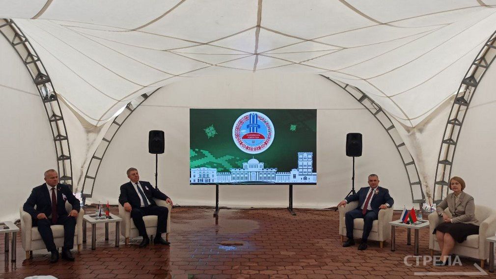 Руководители Брянской и Гомельской областей встретились с участниками лагеря «Дружба-2025»