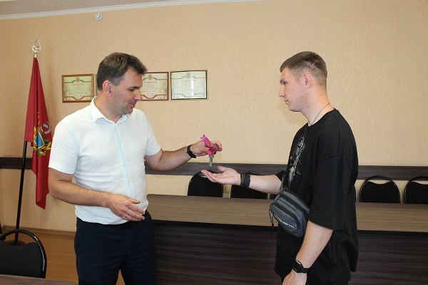 В Суземском районе ребёнку-сироте вручили ключи от квартиры