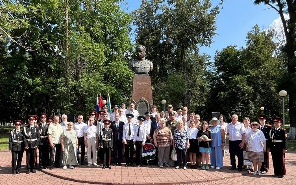 В Брянске отметили 108-летие со дня рождения лётчика Павла Камозина