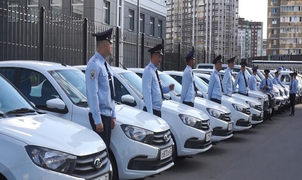 В Брянске полицейским вручили ключи от 20 новых служебных автомобилей