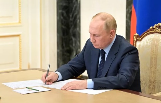 Президент Владимир Путин подписал закон о сохранении статуса сельхозпроизводителя