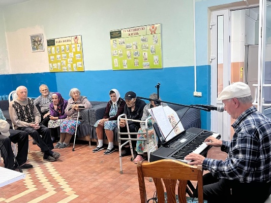 Одиноких стародубчан поздравили с Яблочным Спасом