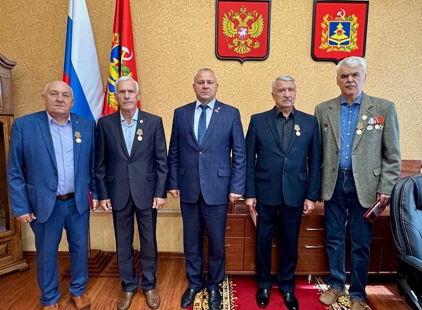 Валентин Суббот вручил юбилейные медали ветеранам боевых действий   