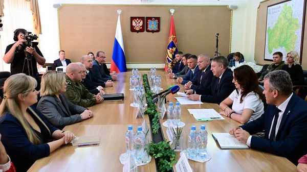 Александр Богомаз провёл встречу с волонтёрами и военными медиками