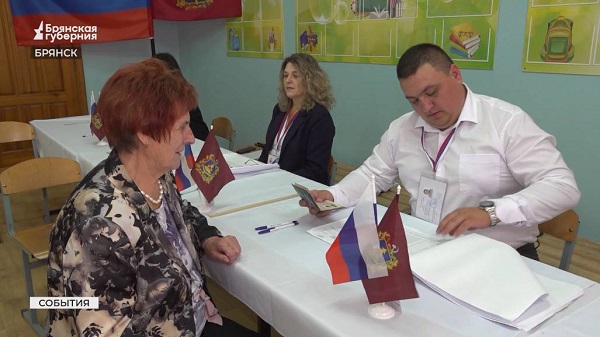 В Брянске на выборах губернатора проголосовала мать Героя России