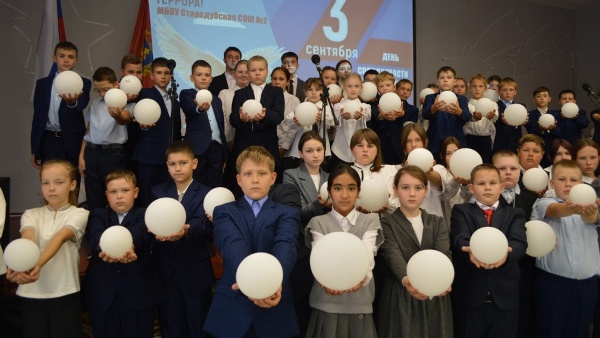 В Стародубской школе №2 прошёл час памяти «В небеса поднимались ангелы…»