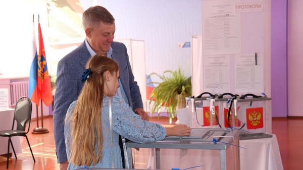 Губернатор Александр Богомаз проголосовал на избирательном участке