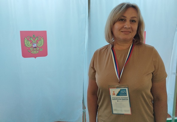 Председатель УИК Татьяна Волкова отмечает высокую активность избирателей