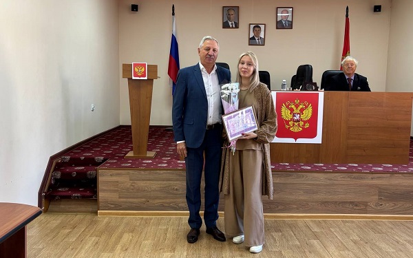 В Стародубе торжественно вручили жилищный сертификат