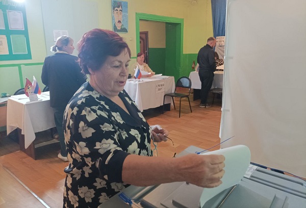 Жительница Стародуба Инна Илларионовна Стандецкая одной из первых пришла на избирательный участок