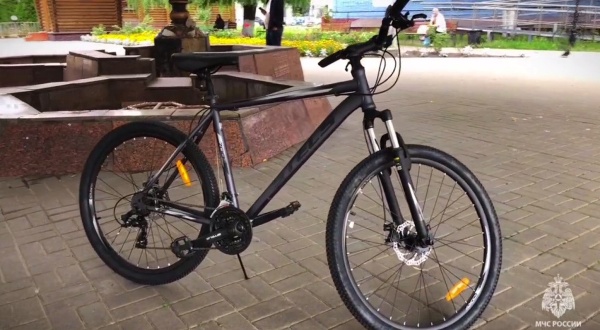 Брянскому спасателю подарили новый велосипед