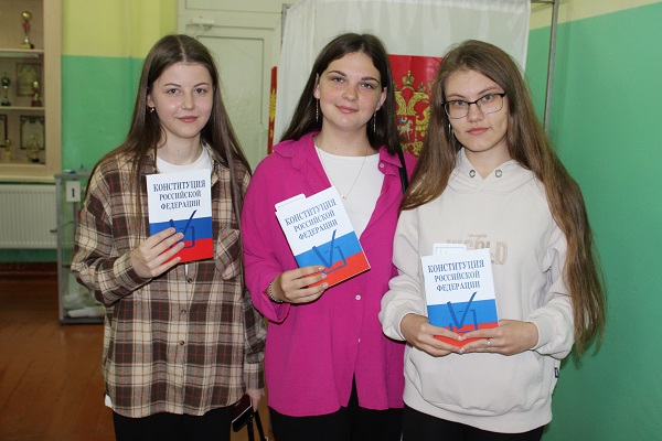 Юные жительницы Стародуба проголосовали впервые