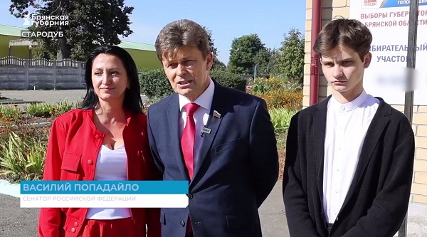 Сенатор Российской Федерации Василий Попадайло пришел на голосование