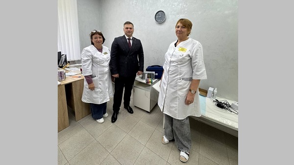 Депутат Брянской облдумы передал электрокардиограф ФАПу стародубского села Меленск