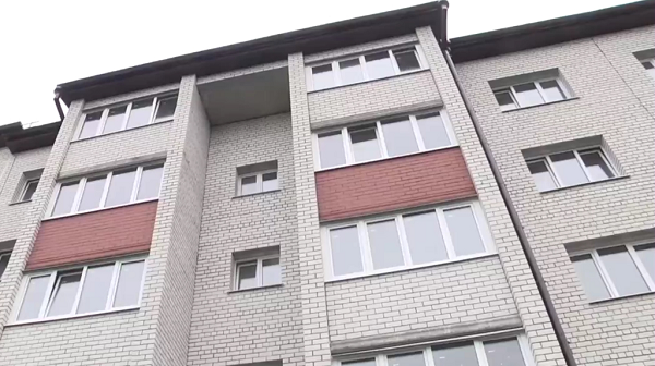 В Суражском районе бойцу СВО вручили ключи от новой квартиры