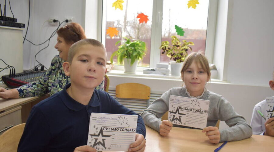 В Клетне дети участников СВО написали письма защитникам