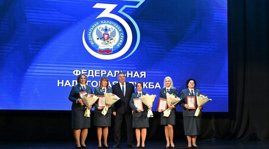 Брянский губернатор Александр Богомаз поздравил сотрудников и ветеранов налоговой службы