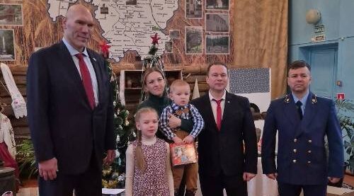 Депутат госдумы поздравил детей в Комаричском районе