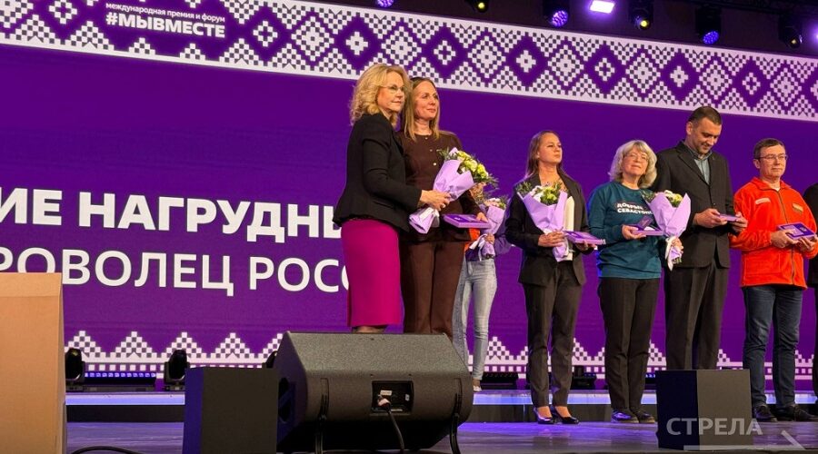 Екатерине Кузнецовой из Брянской области вручили нагрудный знак «Доброволец России»