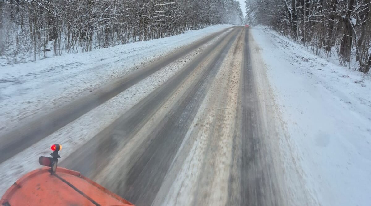 В Брянской области круглосуточно очищают дороги от снега