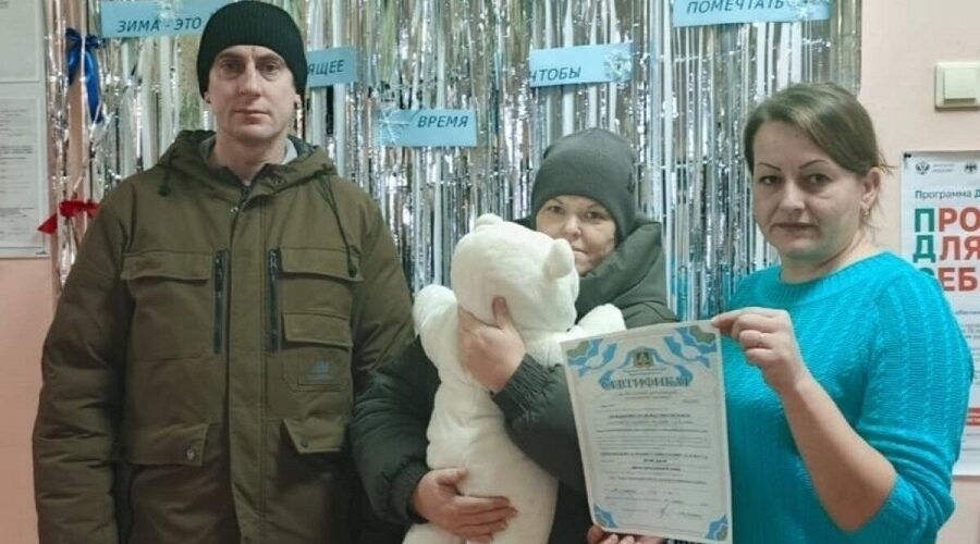 В Комаричском районе торжественно вручили сертификат на областной материнский капитал