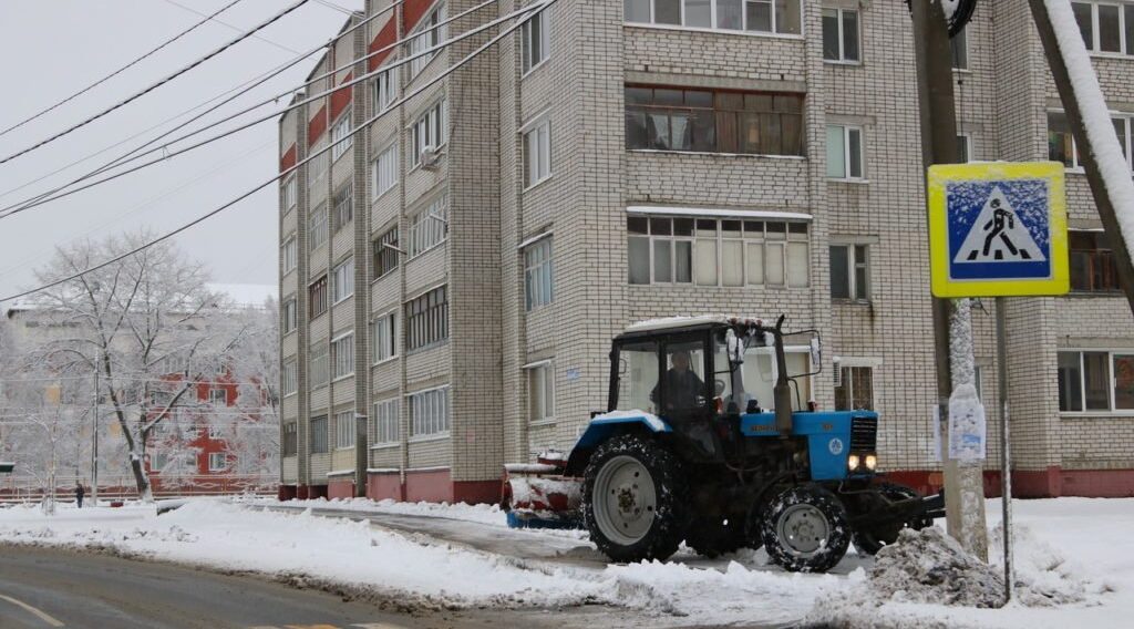 Брянск убирают после первого снегопада