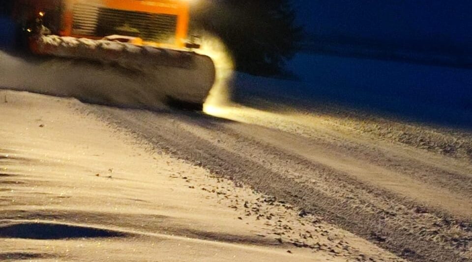 В Брянской области круглосуточно очищают и обрабатывают дороги