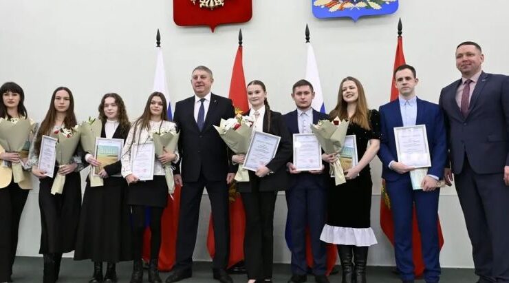 Брянской молодежи вручили именные стипендии