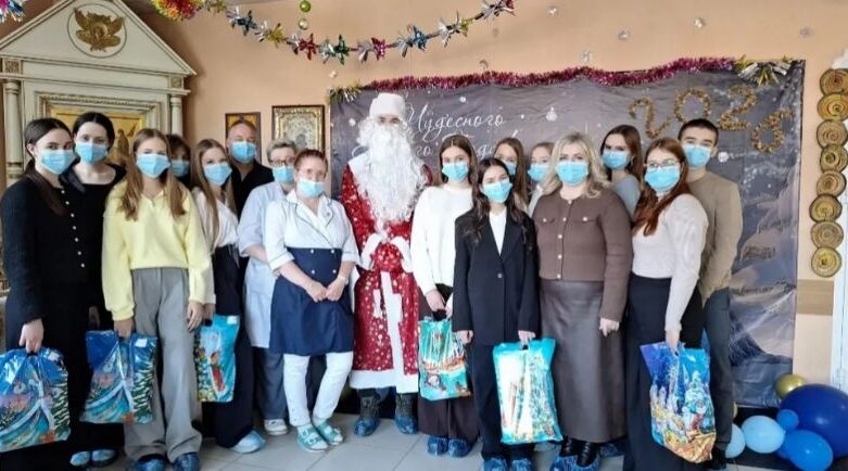 Брянских пациентов детского онкоцентра поздравили с наступающим Новым годом