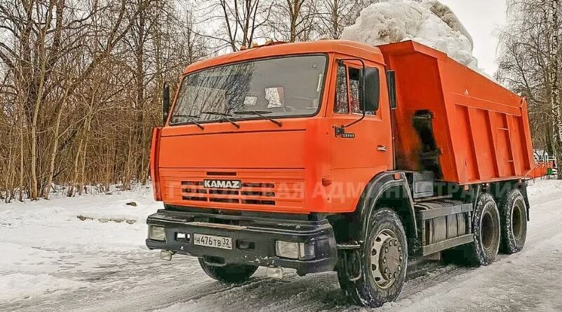 В Брянске дорожники круглосуточно убирают снег